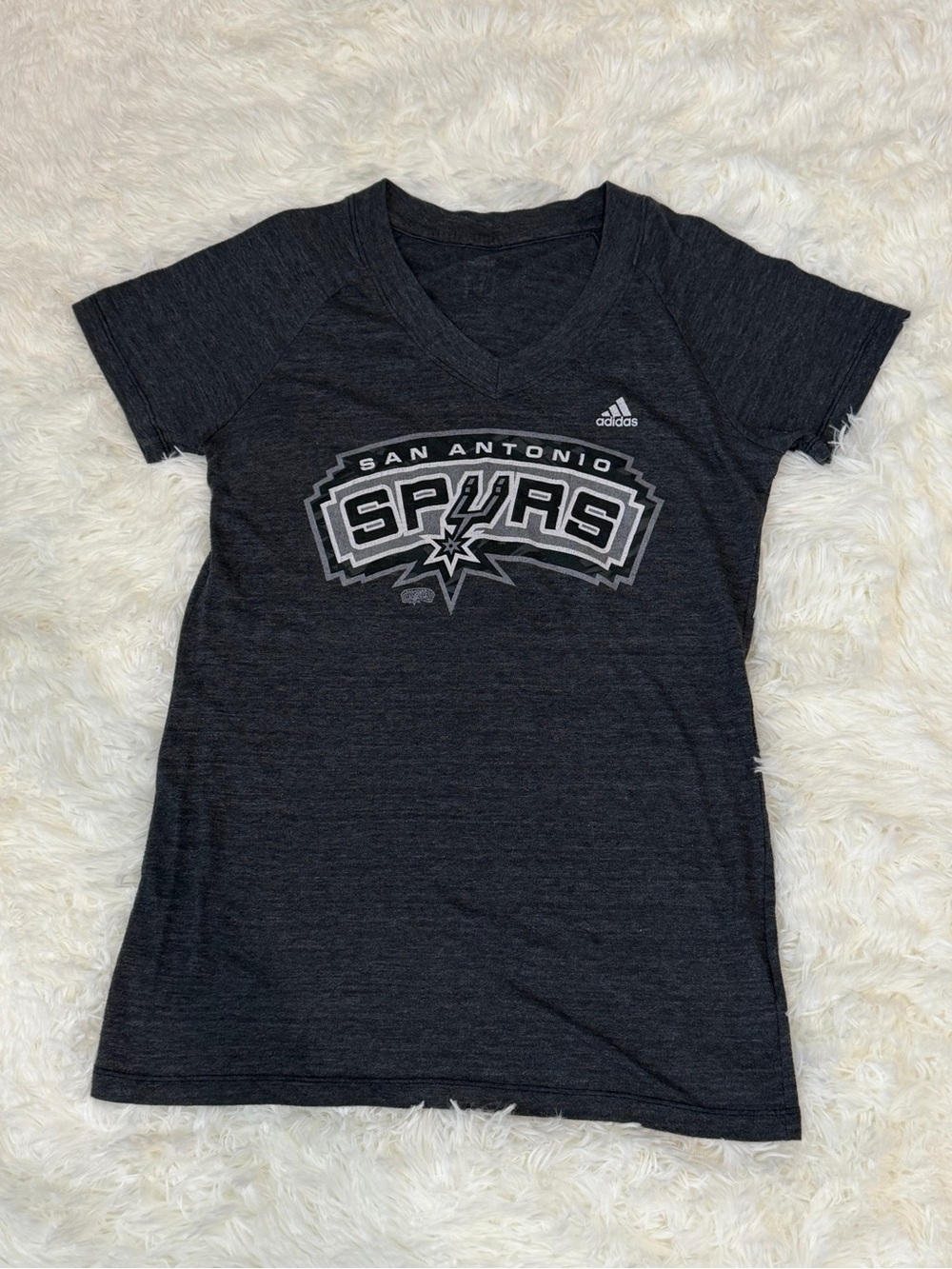 🦋 adidas San Antonio Spurs V-Neck Tee